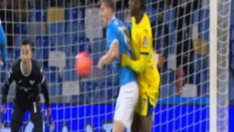 曼联欧联杯补时逆转胜流浪者，连续两胜跃居第四位